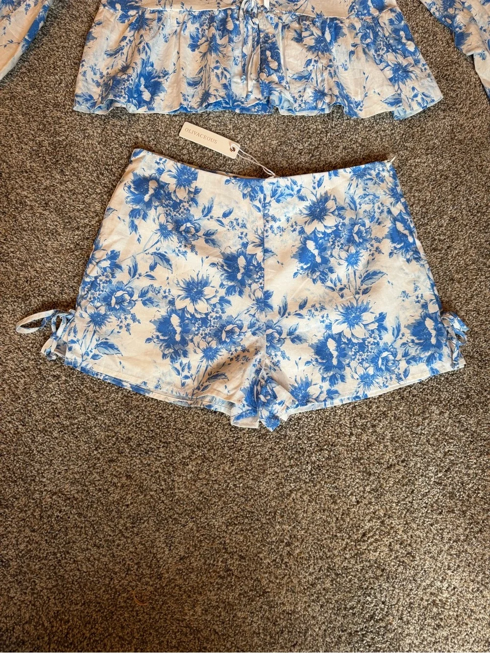 NWT Olivaceous Blue and White Floral Two-Piece Set Top & Shorts Sz L 100% Cotton - Picture 2 of 16